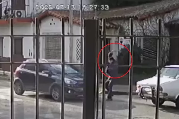 Le suspendieron la licencia al conductor que chocó y destrozó con un hacha un auto