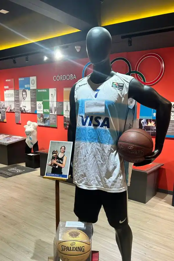 DE UN CAMPEÓN OLÍMPICO. La camiseta de Fabricio Oberto, oriundo de la localidad cordobesa de Las Varillas. prensa uar