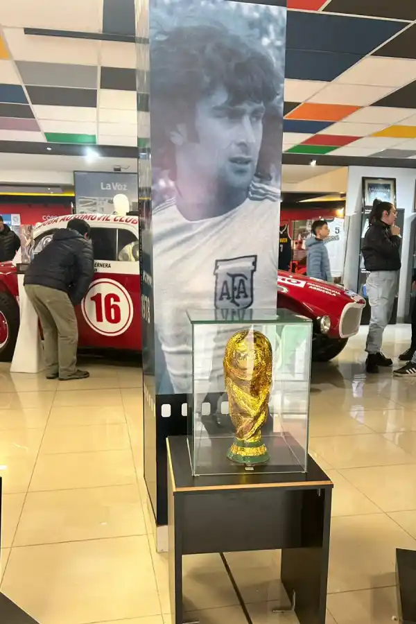 LA MÁXIMA FIGURA. Mario Kempes -nacido en Bell Ville- es un ícono del deporte cordobés. Alzó la Copa en el 78. LA GACETA / FOTOS DE BRUNO FARANO (ENVIADO ESPECIAL)