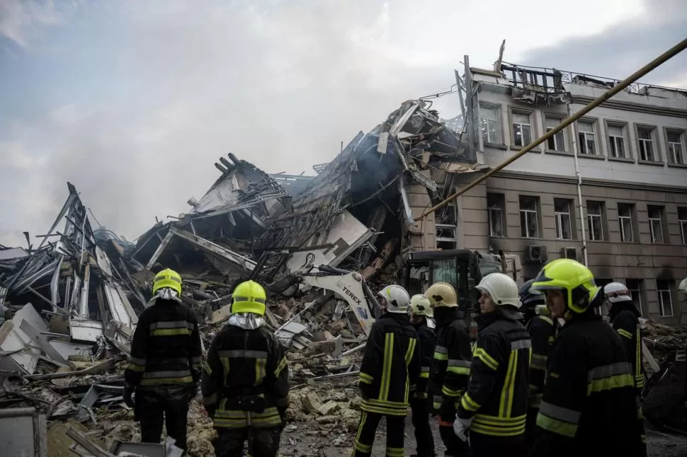 DAÑOS. Un edificio público de la ciudad portuaria de Odesa quedó en ruinas después del bombardeo aéreo. reuters