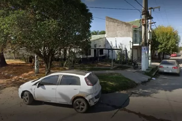 Entró a un destacamento policial, apuntó al oficial con un arma y lo obligó a liberar a un detenido