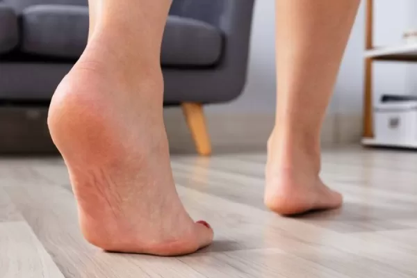 Ir descalzo incrementa el riesgo de resfriado: ¿es verdad esta creencia o es solo un mito?