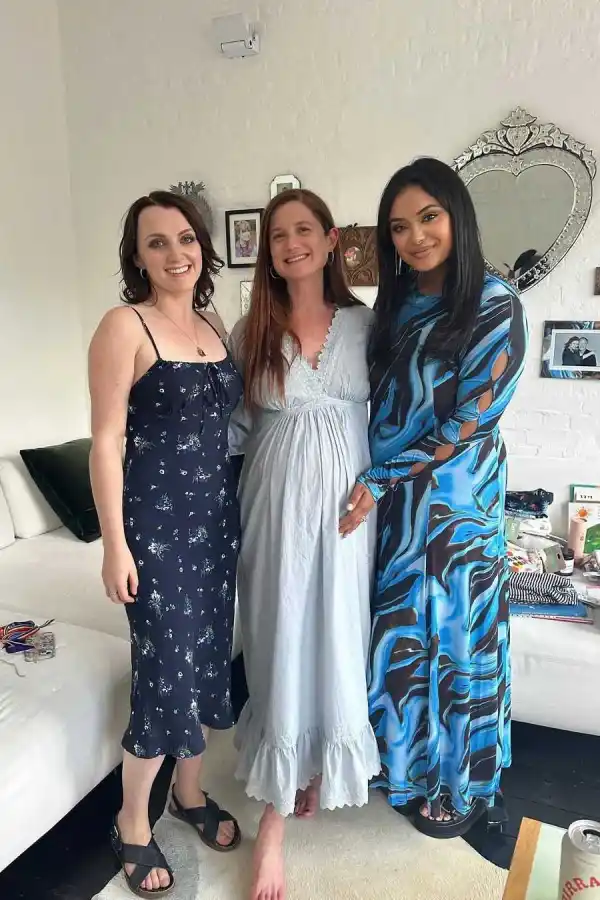 Evanna Lynch, Bonnie Wright y Afshan Azad en el baby shower