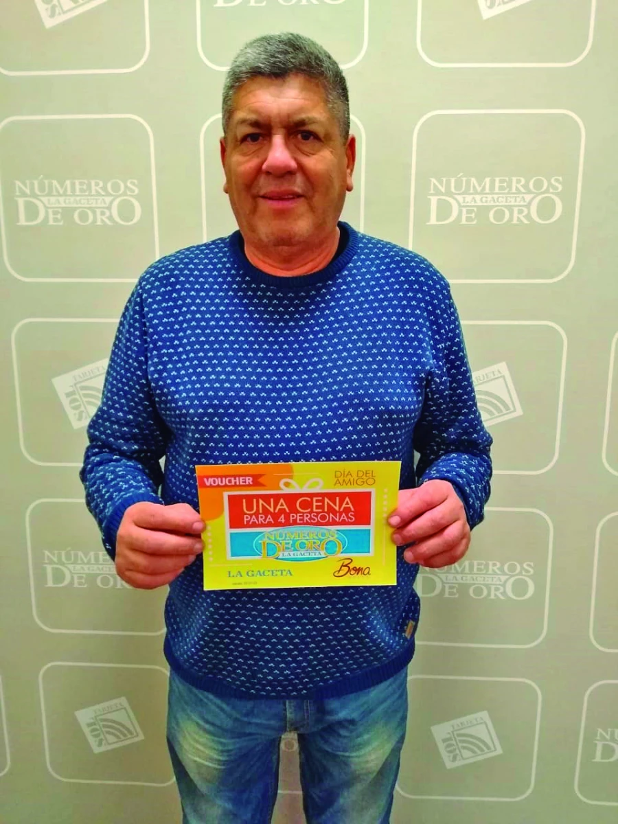 SATISFACCIÓN. Carlos Tello posa con el voucher para disfrutar de una cena en Bona Retó, y seguirá jugando por más premios. 