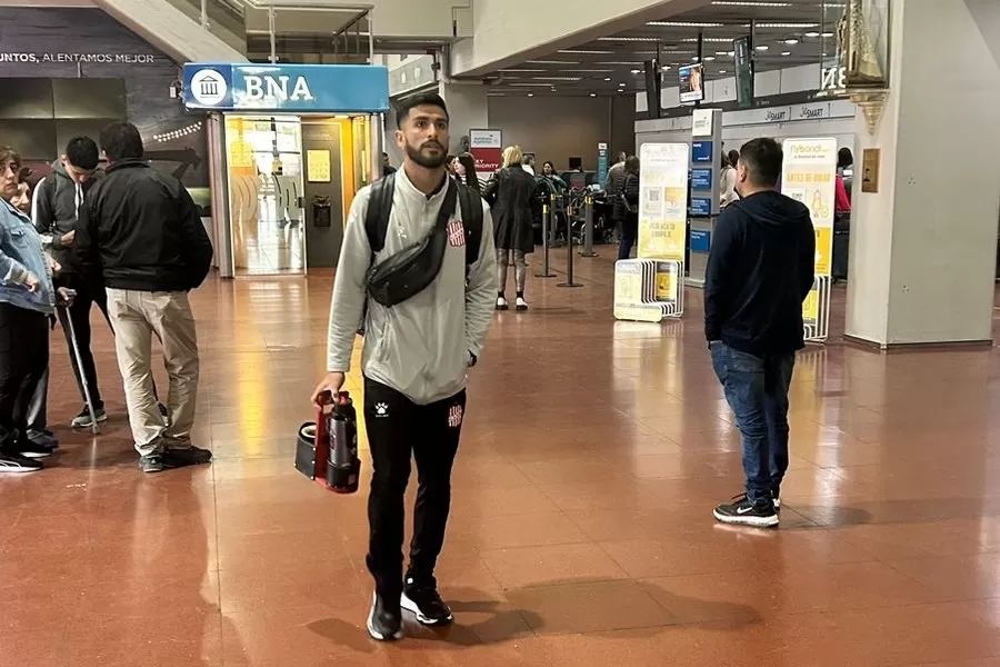 SIEMPRE A LA CABEZA. Dening fue el primero que marchó para embarcar. LA GACETA / FOTO DE BRUNO FARANO (ENVIADO ESPECIAL).