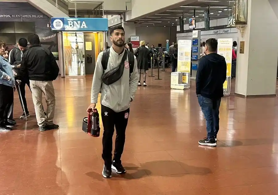 SIEMPRE A LA CABEZA. Dening fue el primero que marchó para embarcar. LA GACETA / FOTO DE BRUNO FARANO (ENVIADO ESPECIAL).