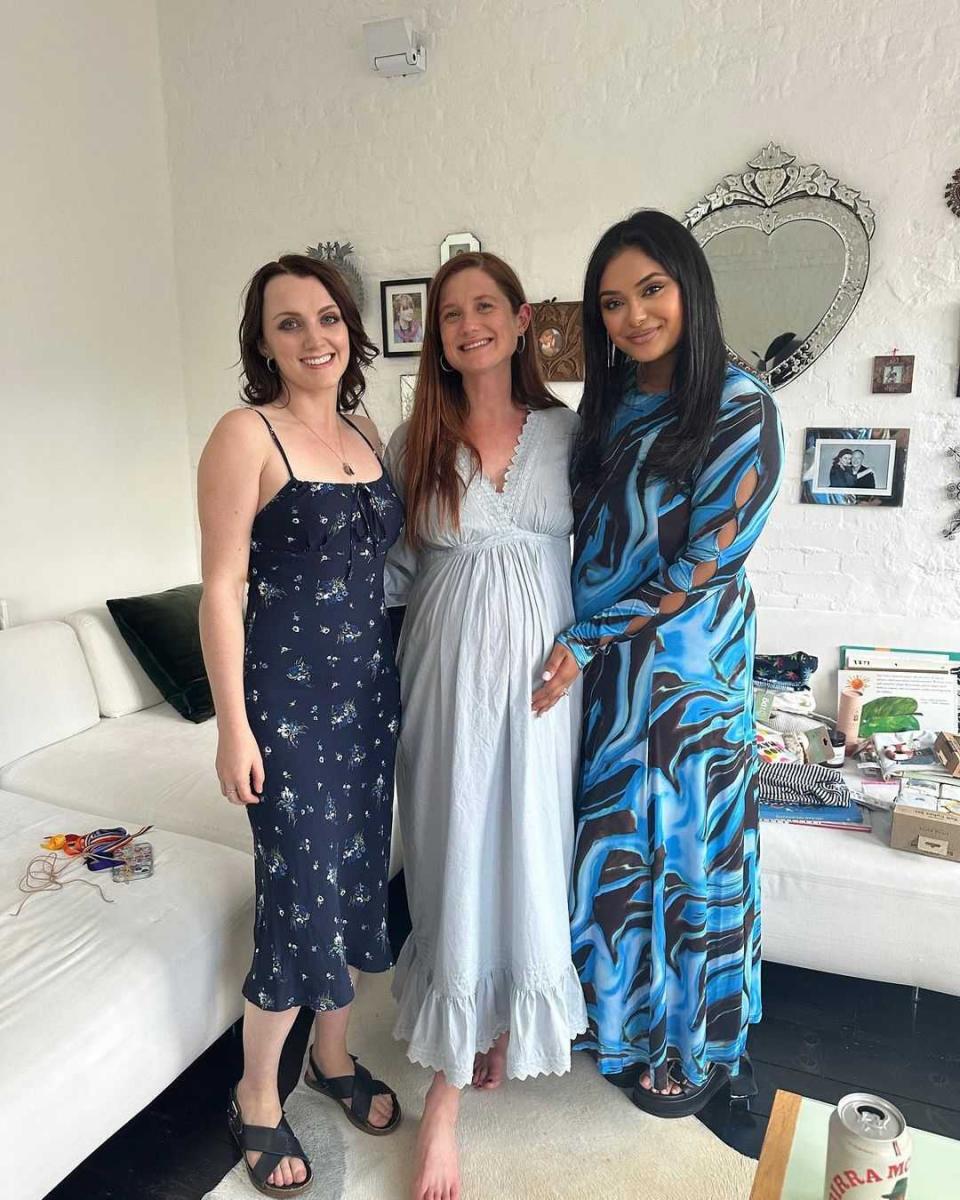 Evanna Lynch, Bonnie Wright y Afshan Azad en el baby shower