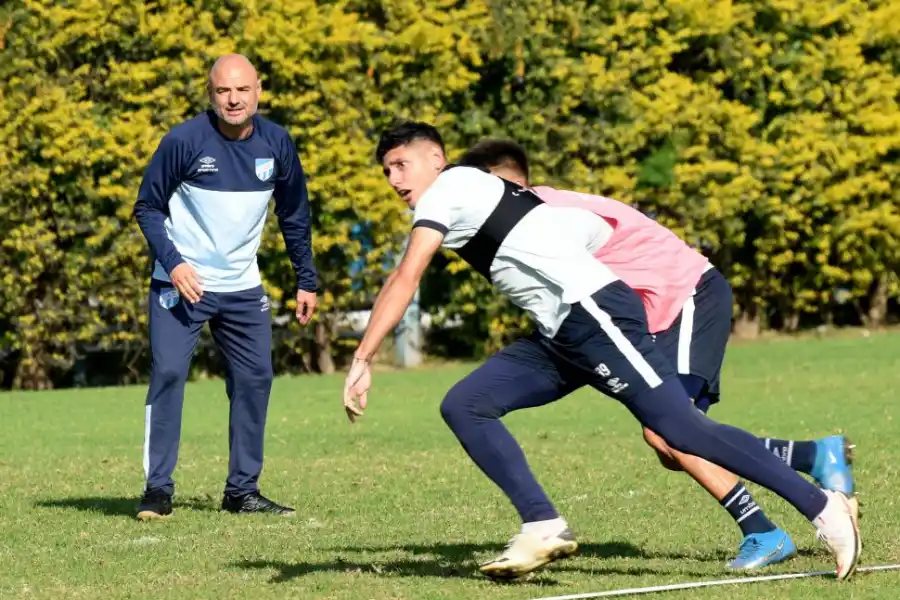 ATENTO. Orsi observa de cerca a Orihuela y a Flores durante la práctica. la gaceta / foto de franco vera 