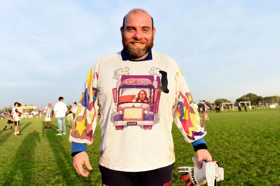 LA CASACA DEL “MONO”. Cuando Sebastián Rollate era chico, recibió de regalo el buzo de Navarro Montoya. 