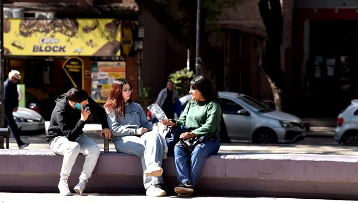 ALGO DE SOL. Pese a la mañana fría, anuncian lapsos soleados durante el lunes. 