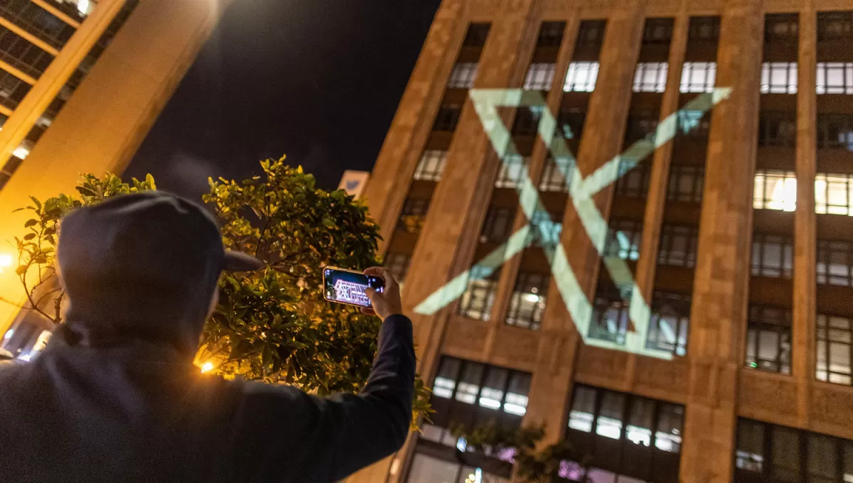 UN HECHO. El edificio central de Twitter, en San Francisco, amaneció iluminado con la nueva X que formará parte de su identidad corporativa.