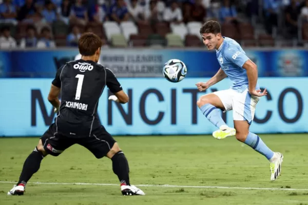 Julián Álvarez sigue en lo suyo: titularidad y gol en el Manchester City