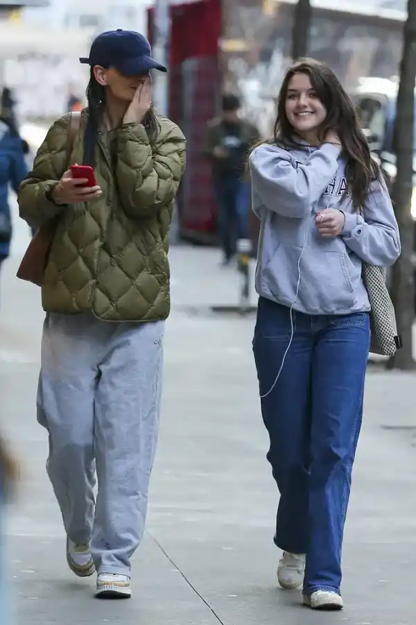 Katie Holmes junto a Suri, la hija que tuvo con Tom Cruise