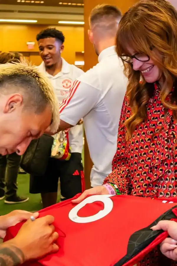Lisandro Martínez le regaló una camiseta autografiada a Julia Roberts