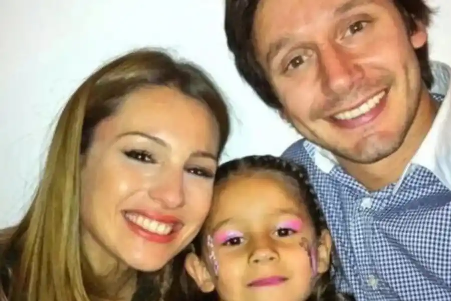 Pampita y Benjamín Vicuña junto a su hija Blanca