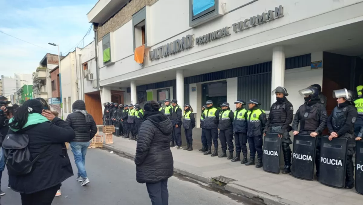 TENSIÓN. Una fuerte guardia policial custodia el edificio de la Mutualidad Provincial, ante el reclamo de los ex trabajadores, que se quedaron en la calle.