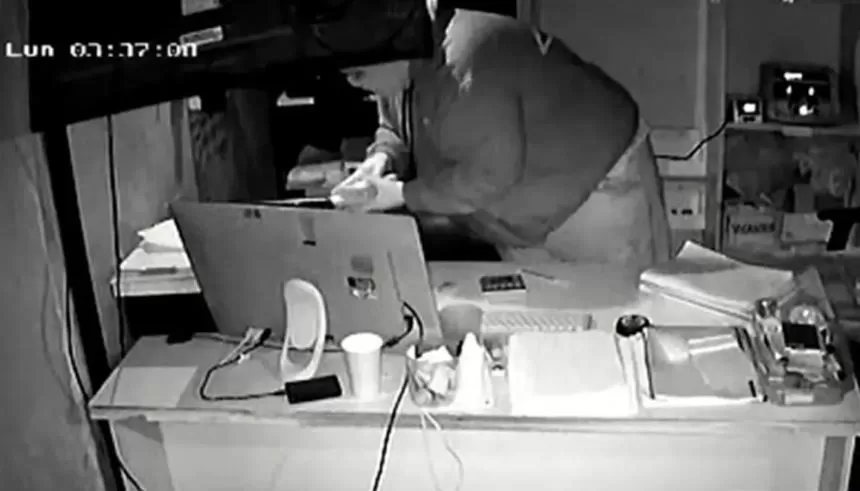 DETECTADO. Las cámaras del local registraron a los autores del robo. imagen de video