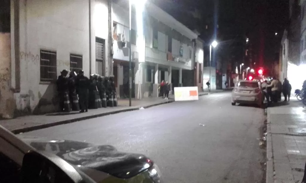 Conflicto en la Mutualidad: ex empleados realizaron un corte en Ayacucho y San Lorenzo