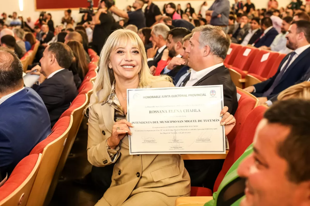 INTENDENTA ELECTA. Rossana Chahla, tras recibir el diploma en el Teatro Mercedes Sosa. Foto de Twitter @RossanaChahla