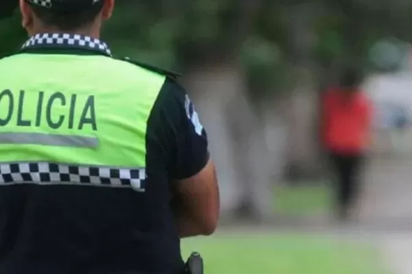 Demoraron a un hombre que destrozó la puerta de un hospital