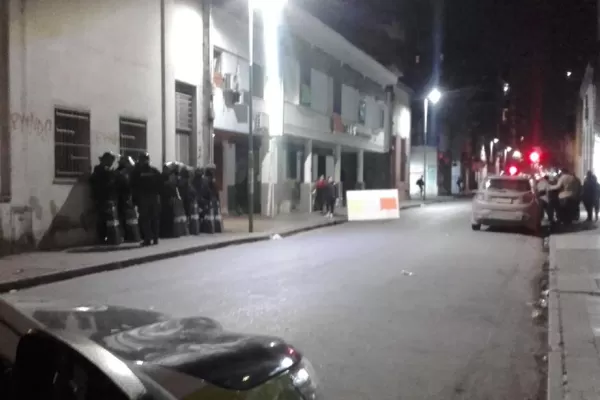Conflicto en la Mutualidad: ex empleados realizaron un corte en Ayacucho y San Lorenzo