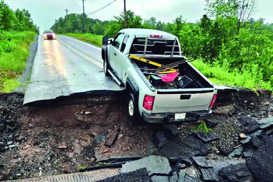 CANADÁ. Mientras en parte del Hemisferio Norte el fuego arrasa con bosques y ciudades, en otros lados, como Nueva Escocia, las inundaciones destrozan caminos y cultivos. 