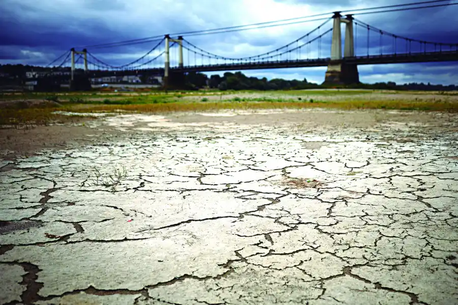 FRANCIA. El lecho de un brazo del río Loire se ve como tierra agrietada en Montjean-sur-Loire, donde el calor y la sequía afectan los cursos de agua.
