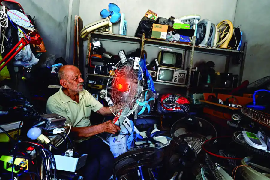 FRANJA DE GAZA. El ciudadano palestino Mustafa Abdou, se dedica a reparar ventiladores en el campo de refugiados de Shati, en ciudad de Gaza. 