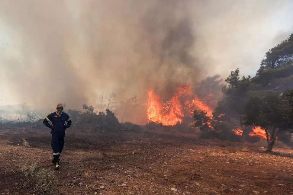 TRAGEDIA EN RODAS. Los bomberos no logran controlar los incendios forestales que arrasan con una de las islas más turísticas de Grecia. reuters 