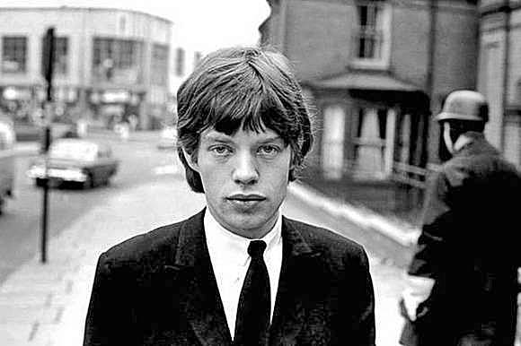 LA FORMALIDAD DE LOS 60. Un veinteñero Mick Jagger, de saco y corbata obligada en su juventud.