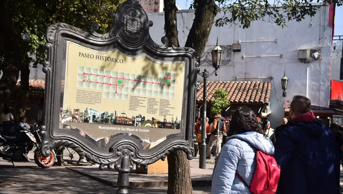 VACACIONES. Cientos de turistas recorren el Paseo Histórico de la Casa Histórica, sobre calle Congreso y Crisóstomo Álvarez.