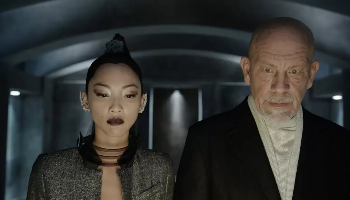 John Malkovich y Shuya Chang protagonizan la película que se estreñará dentro de 100 años.