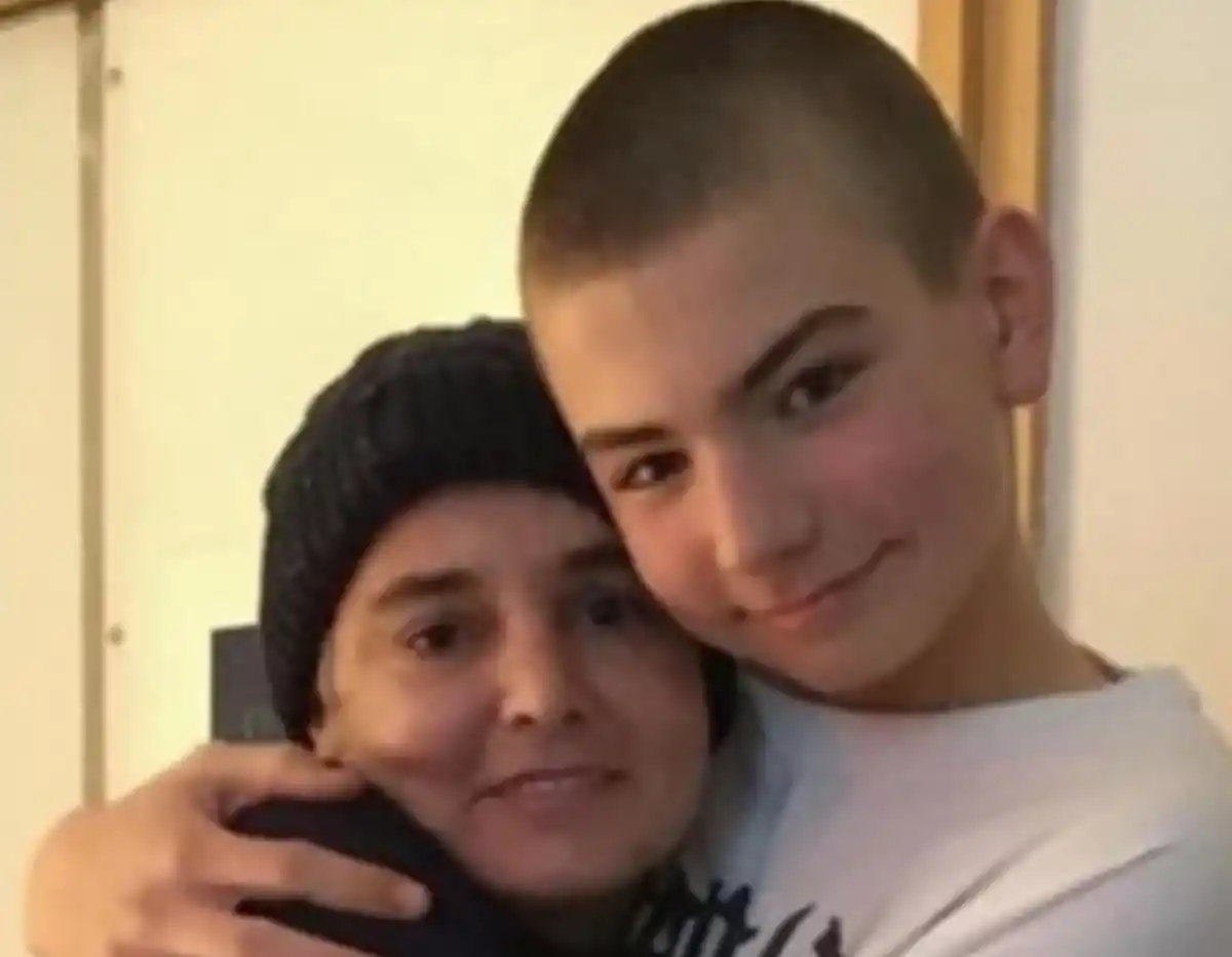 Sinéad O'Connor junto a su hijo Shane, quien se quitó la vida en 2022