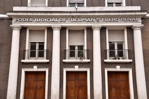 Un hombre fue procesado por dejar caer a su hijo durante una discusión con su pareja