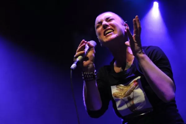 Qué podría llegar a aclarar la autopsia de Sinead O’Connor, tras una muerte inesperada
