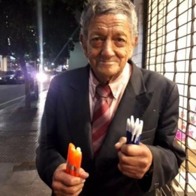 EN FOTOS. De traje y con una sonrisa, así salía don Arias a vender sus lapiceras y resaltadores por Tucumán. 