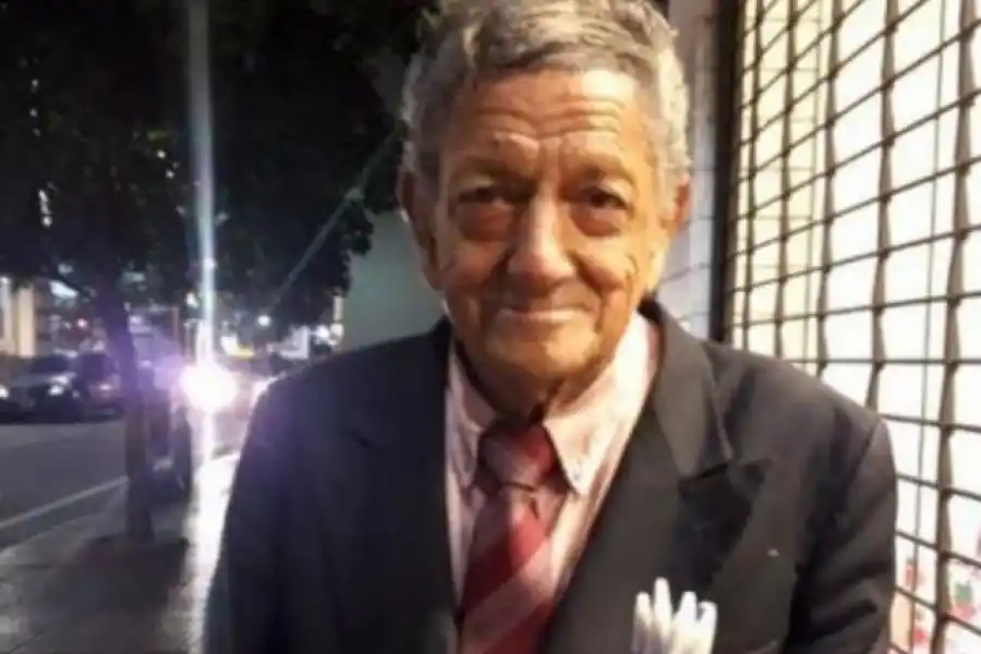 EN FOTOS. De traje y con una sonrisa, así salía don Arias a vender sus lapiceras y resaltadores por Tucumán. 