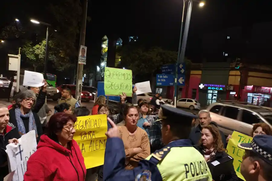 Cansados de los robos, vecinos marcharon para exigir más seguridad en Villa Alem