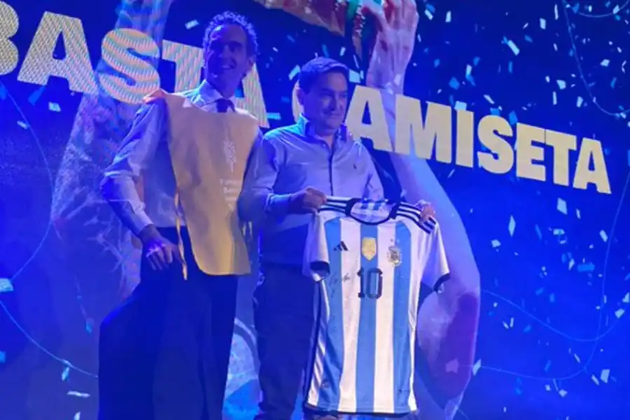 EL TROFEO. Pablo Grandval, del Banco de Alimentos de Tucumán, entregó la camiseta a Francisco Colombres Garmendia.