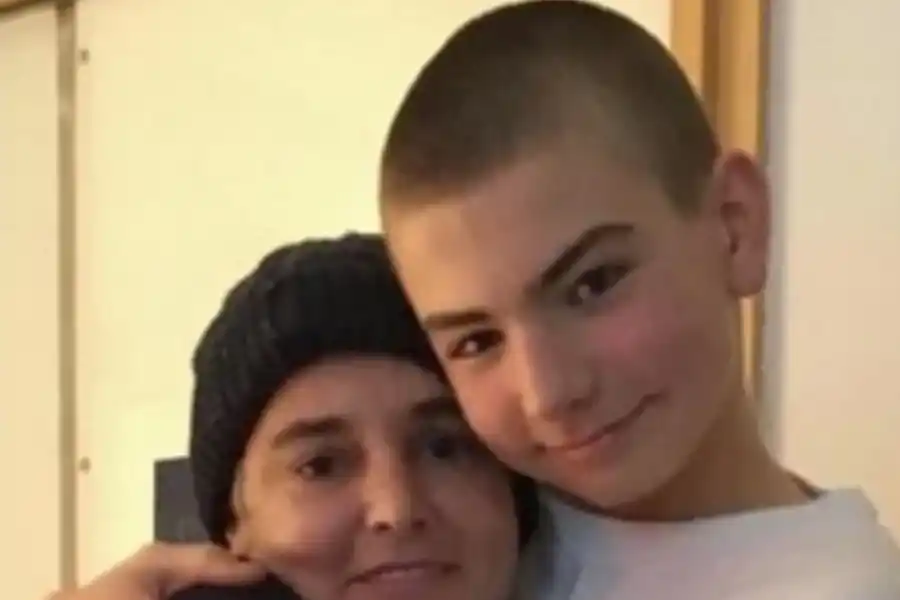 Sinéad O'Connor junto a su hijo Shane, quien se quitó la vida en 2022