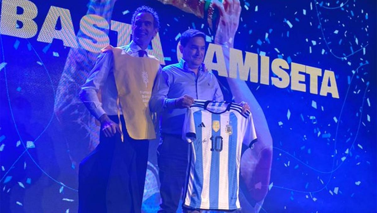 EL TROFEO. Pablo Grandval, del Banco de Alimentos de Tucumán, entregó la camiseta a Francisco Colombres Garmendia.
