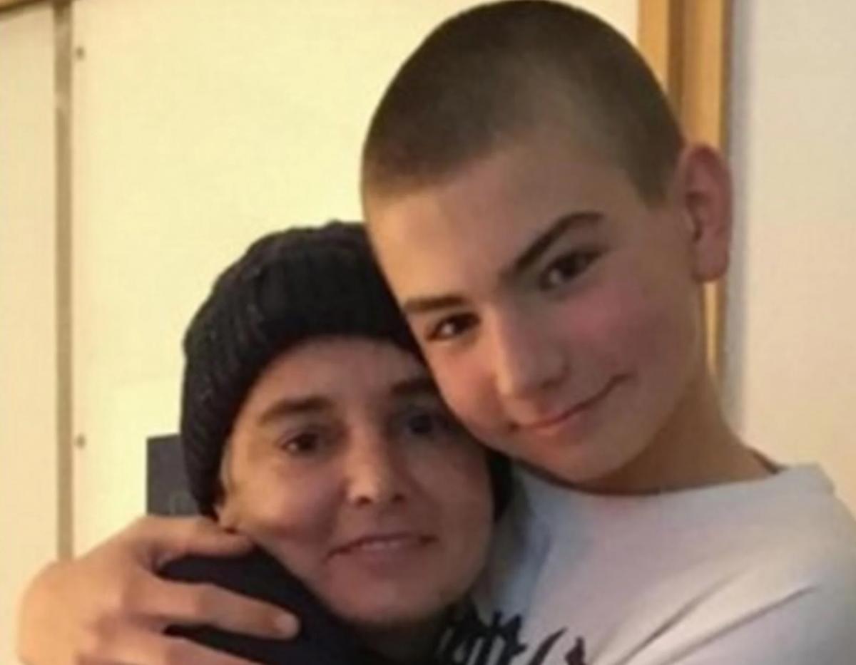 Sinéad O'Connor junto a su hijo Shane, quien se quitó la vida en 2022