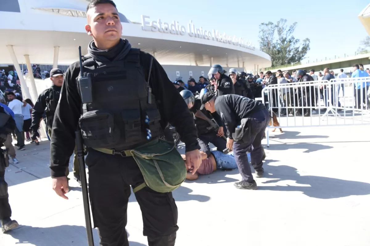EL POLICÍA QUE AMENAZÓ A VERA. Momentos antes de su detención. FOTO FRANCO VERA
