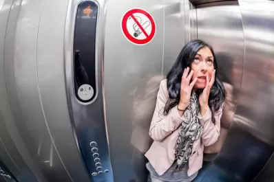 ¿Es peligroso quedarse encerrado adentro del ascensor?