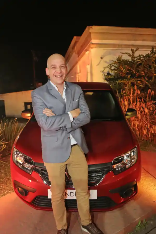 GANADOR. El número afortunado con el premio mayor fue el 983, a nombre de la empresa GMKT. En la foto, un representante con el auto nuevo.