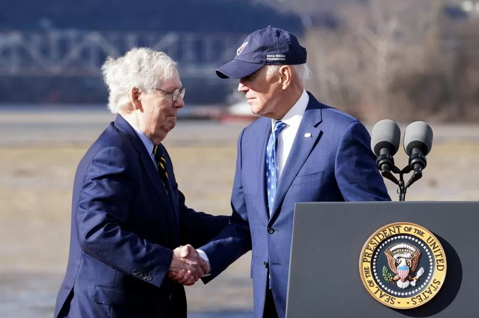 ACTO OFICIAL. El presidente Biden saluda a McConnell, el líder republicano en el Senado, en Kentucky, en un nuevo puente en Ohio. reuters