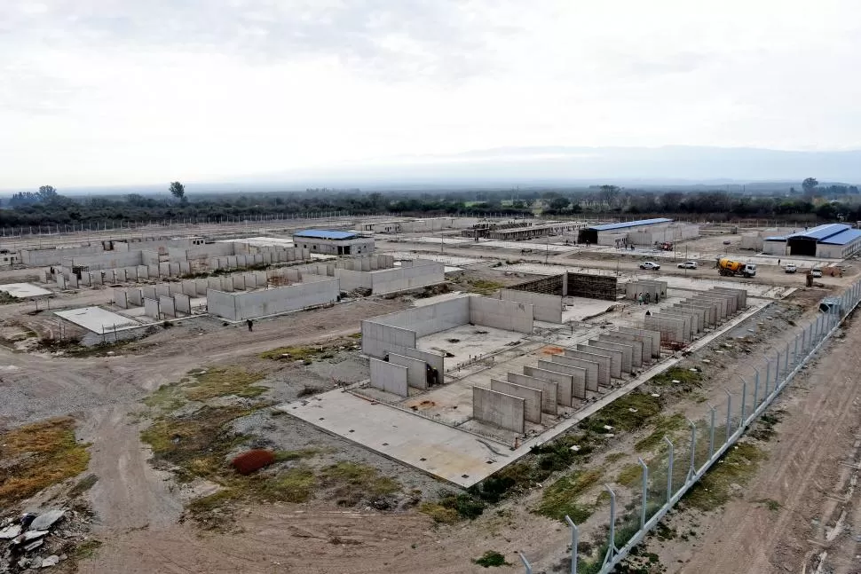 EL MÓDULO 1. Adelante, los pabellones en avanzado estado de construcción; detrás, techados, se puede ver dos pabellones casi listos y un taller. la gaceta / fotos de franco vera