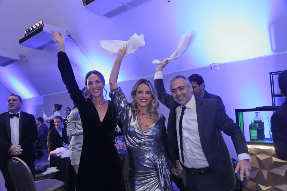 CELEBRANDO. De izquierda a derecha, Lara Bernasconi, Josefina Correa (directora del Banco) y Santiago Ramos (presidente de la Red Bancos de Alimentos de Argentina) festejaron el éxito de la cena.