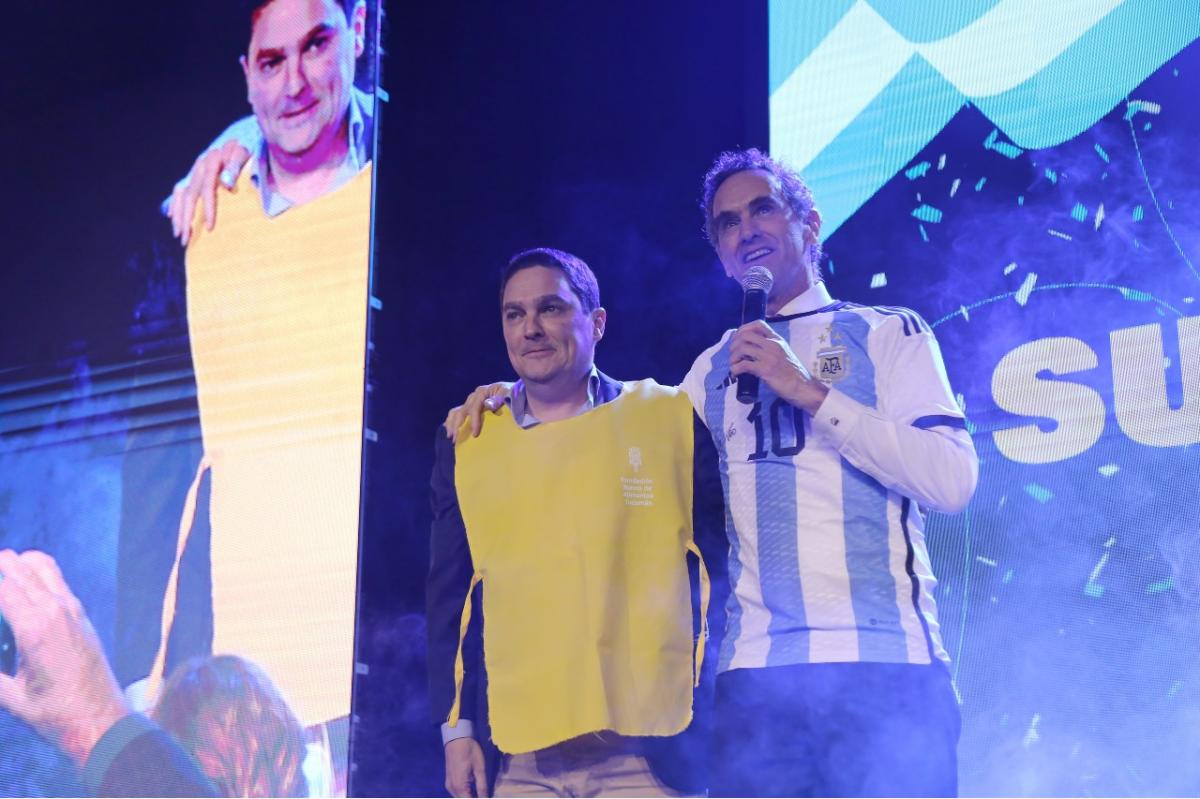 DE CAMPEONES. Se subastó por $ 6 millones una camiseta de Lionel Messi, que el astro usó en la consagración de Argentina en el Mundial de Qatar. El empresario Francisco Colombres Garmendia -representando a la empresa Campo Lindo- se llevó la camiseta.
