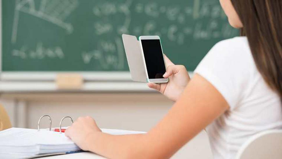 ¿Con o sin celulares en el aula? Un duro informe reedita el debate